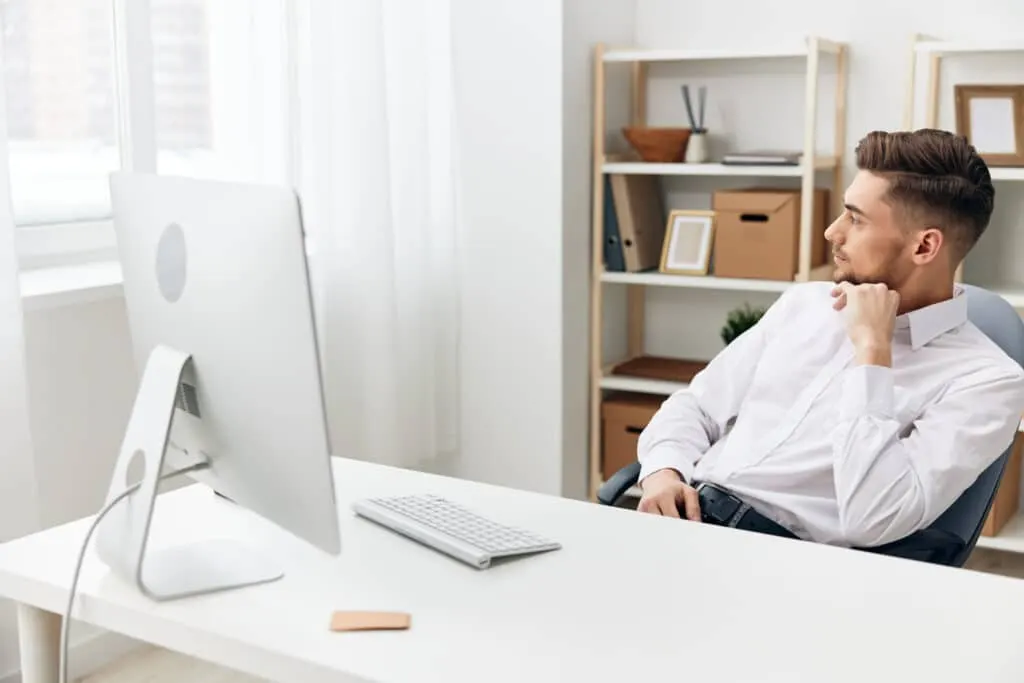Bureaux assis-debout : les avantages pour la santé et la productivité